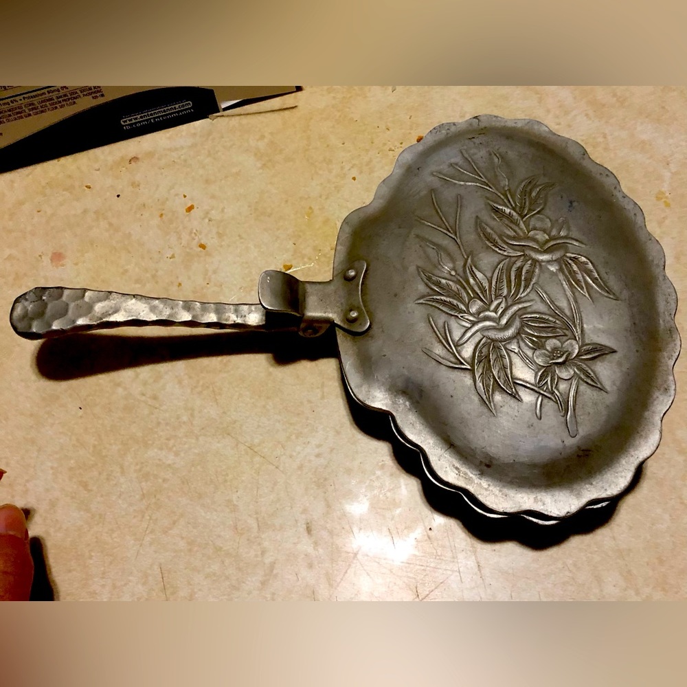 Antique everlast forged aluminum butler crumb catcher